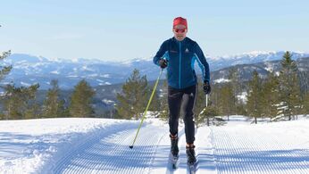 Langrennsløper med sportsbriller på fjellet