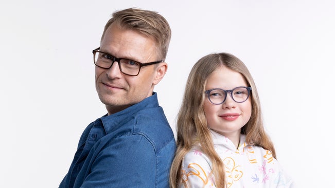 Mann og jente med rimelige kvalitetsbriller