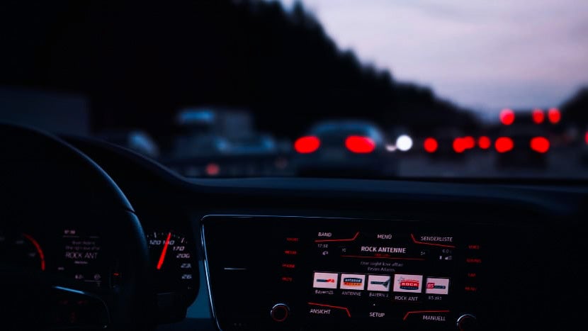 Bilde tatt ut fra bil i trafikken