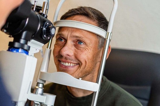 Synstest utføres på kvinnelig pasient hos optiker