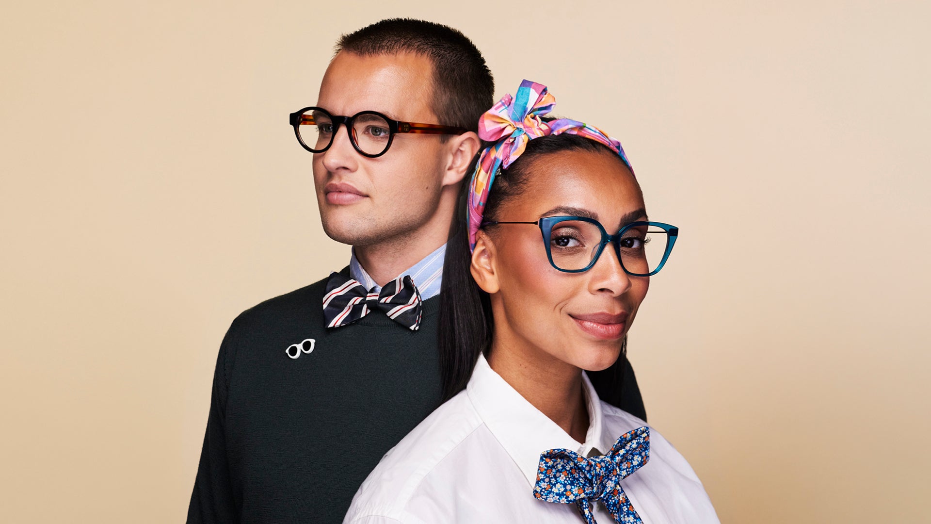 Utsnitt av tre personer med briller