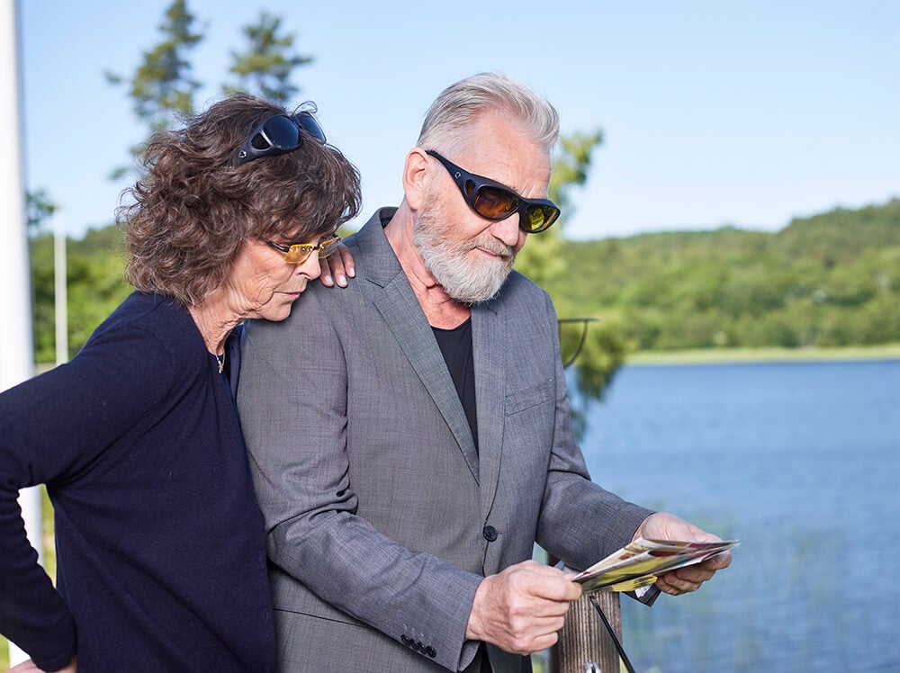 Dame og mann ser på kart med filterbriller