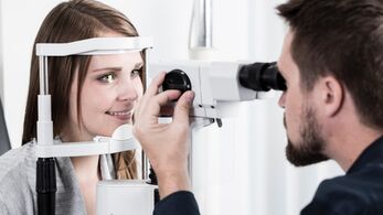 Synstest utføres på kvinnelig pasient hos optiker