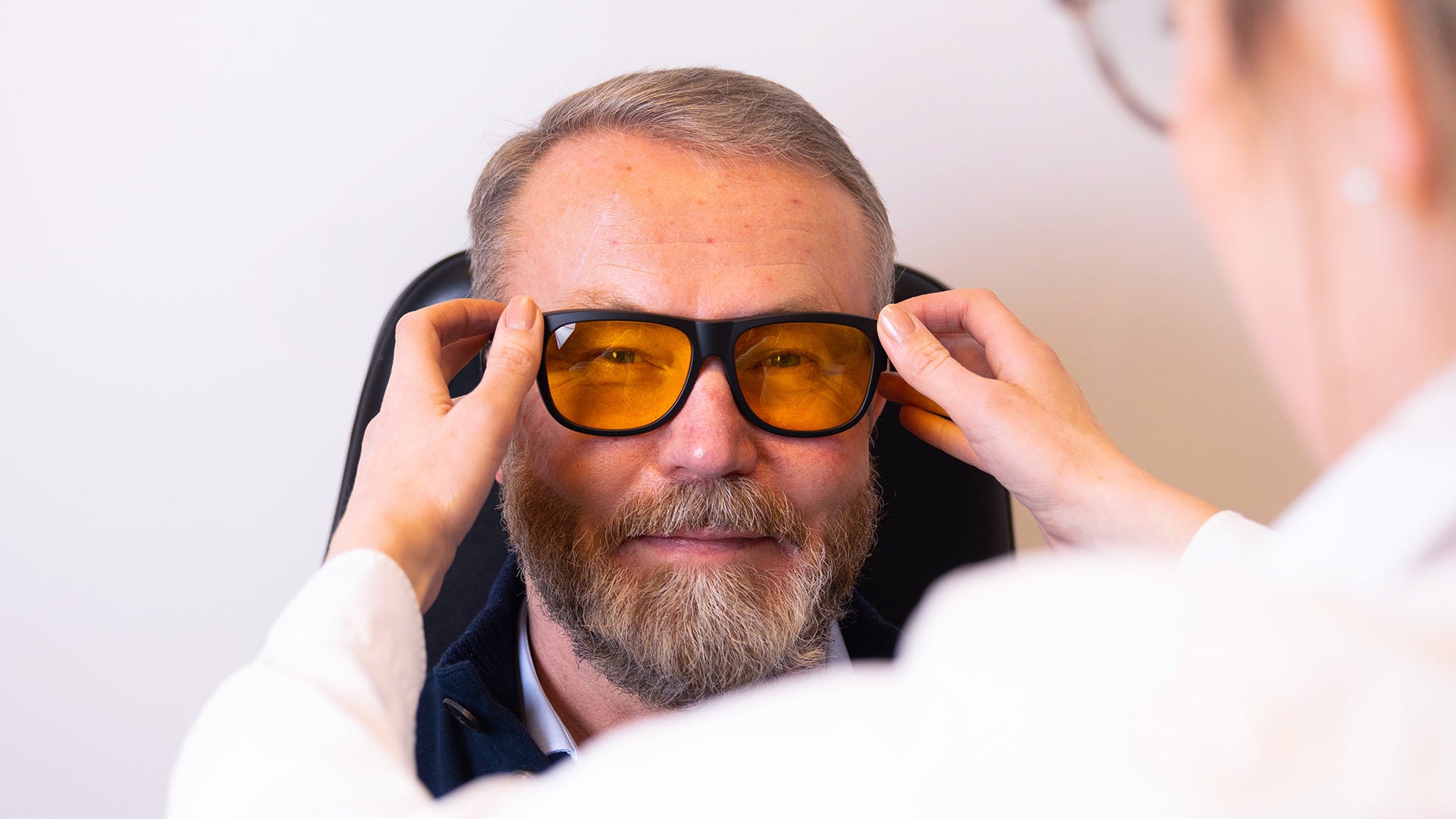 Dame og mann ser på kart med filterbriller