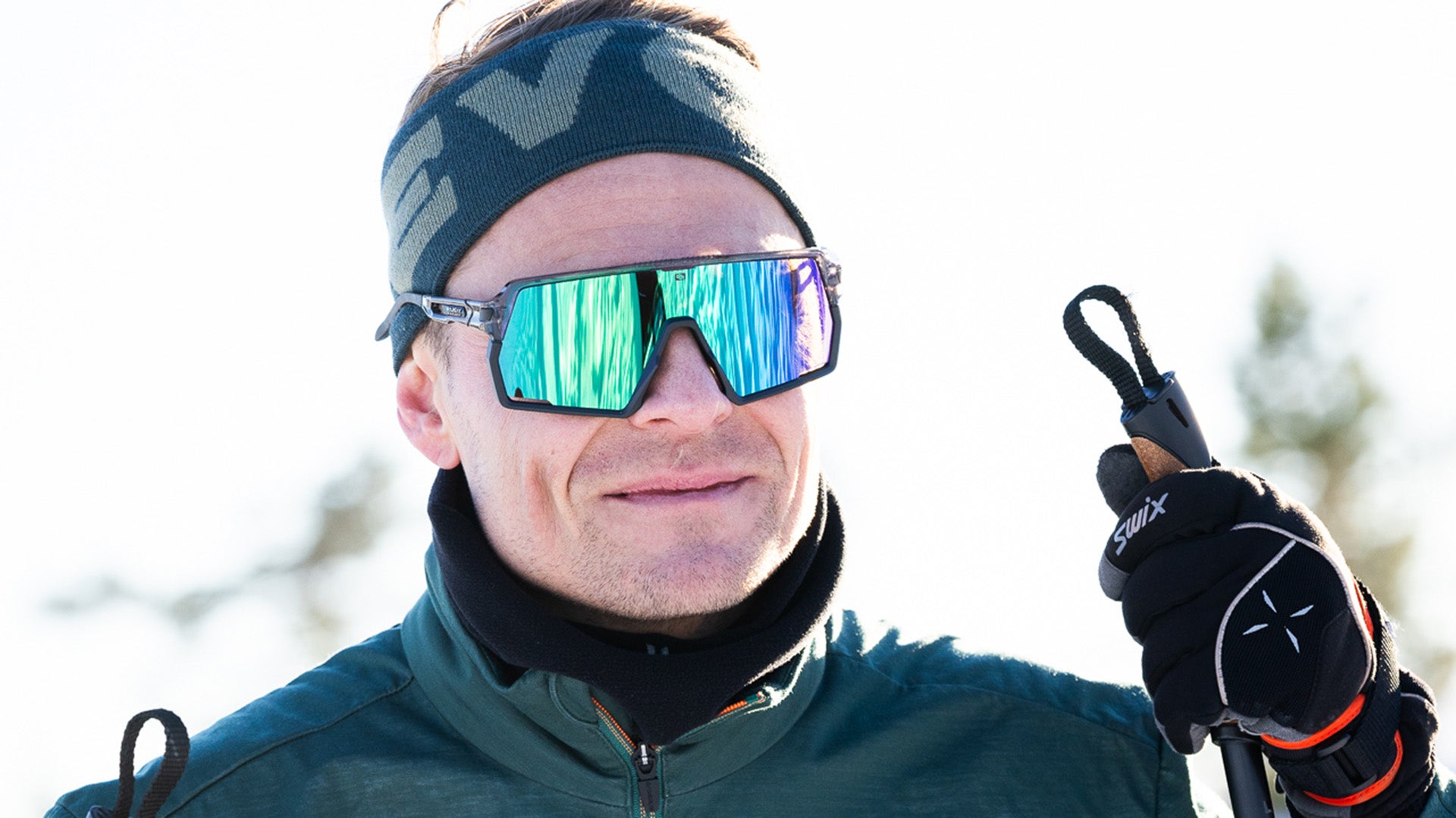 Langrennsløper med sportsbriller på fjellet