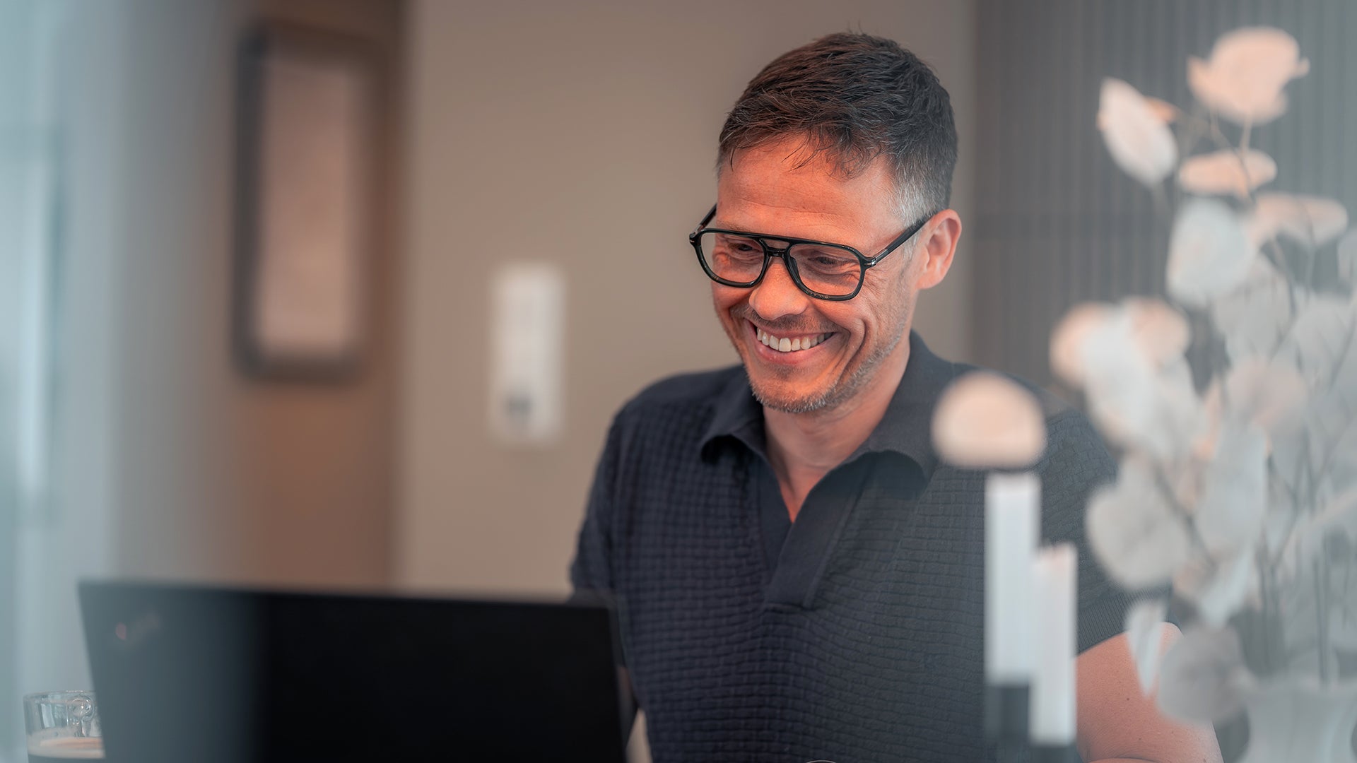 Dame med databriller foran laptop