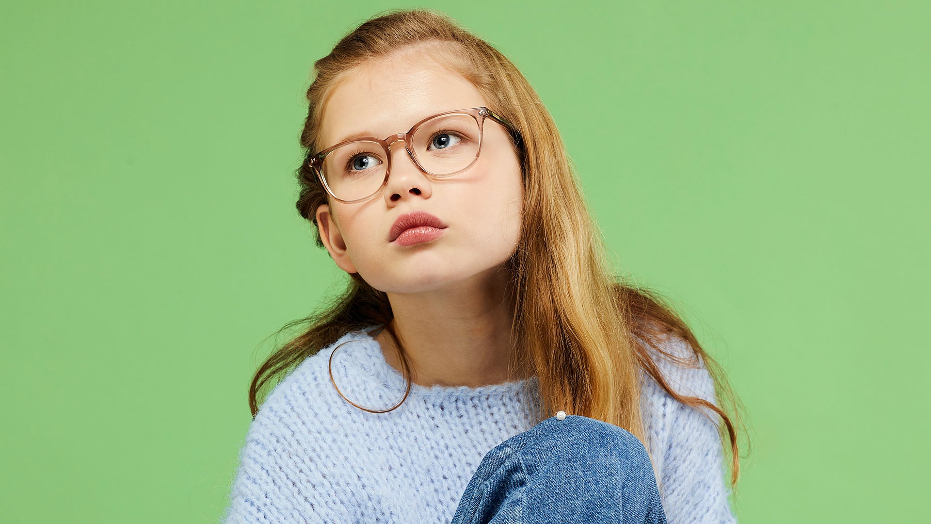 Ung jente med briller