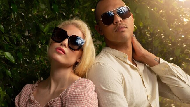 Mann og kvinne med solbriller fra 2022