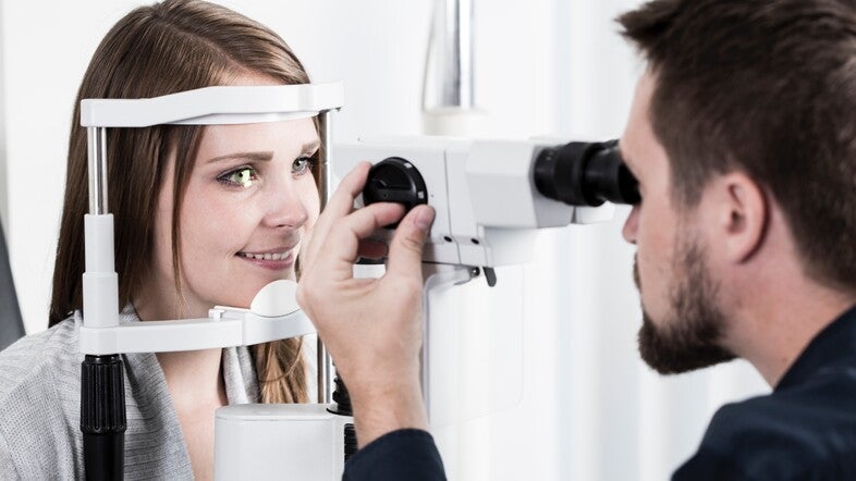 Optiker og pasient i øyehelseklinikk
